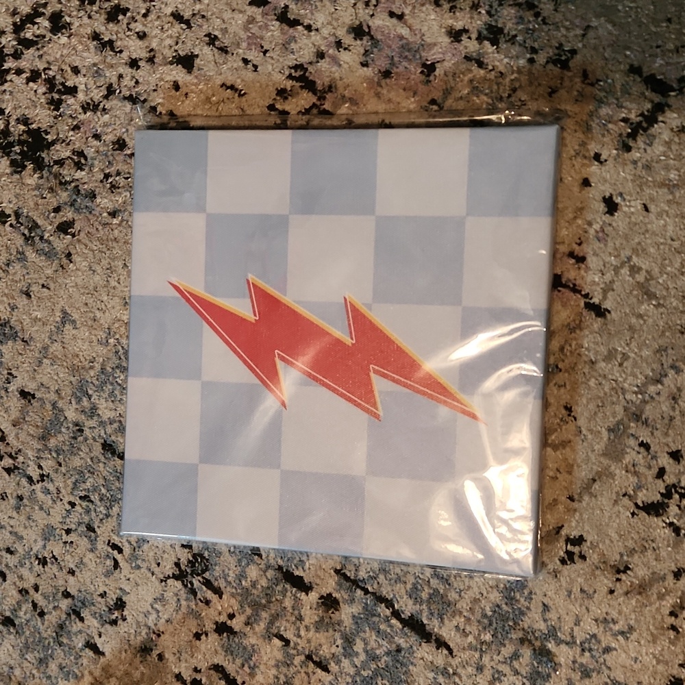 ⭐️NWT LIGHTENING WALL DECOR